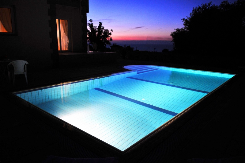23 Stunning view of swimming pool at sun set[8232] (800x531)