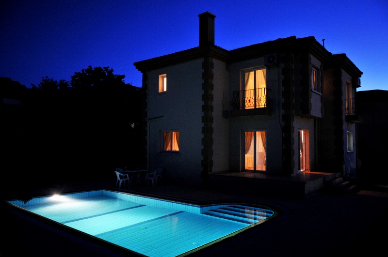 24 view of swimming pool and the villa at night[8233] (800x531)